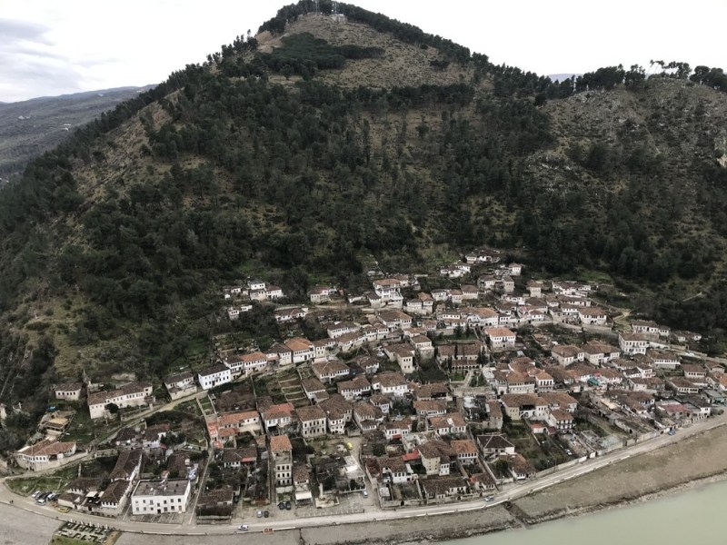 千窗之城Berat│古城三大區、阿爾巴尼亞Durrës-Berat交通